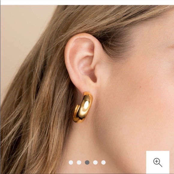 **COPY** Mejuri Chunky Gold Hoops - Picture 8 of 10